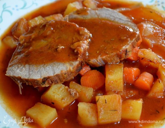 Выложить готовое мясо на разделочную доску и порезать порционно, подавать с готовым гарниром картофель, морковь, лук. Приятного аппетита.