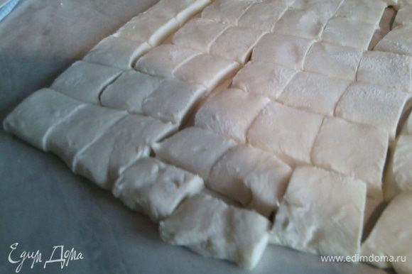 Раскатать тесто в пласт толщиной 4-5 мм,и нарезать его на квадратики со стороной 2-3 см.