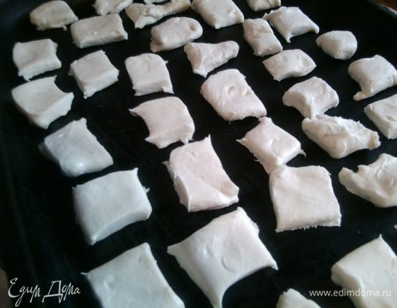Разложить квадратики на противень,поставить в духовку.Выпекать при 200*С до золотистого цвета.