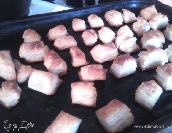 Вынуть из духовки,дать остыть.Несколько квадратиков отложить для украшения.