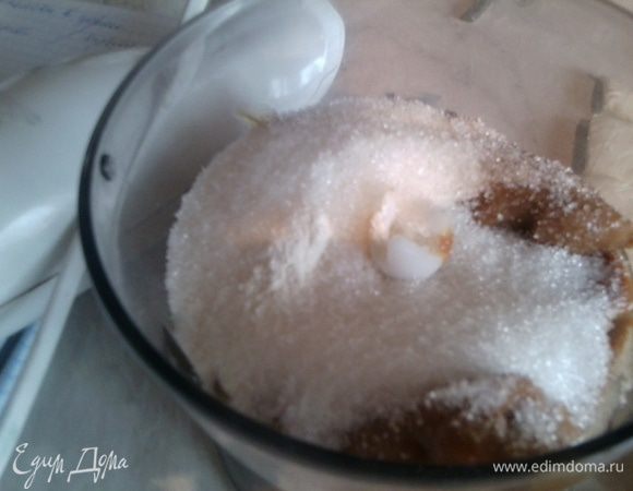 В блендере взбить до однородного состояния яйца, варёное сгущённое молоко, сахар, муку.