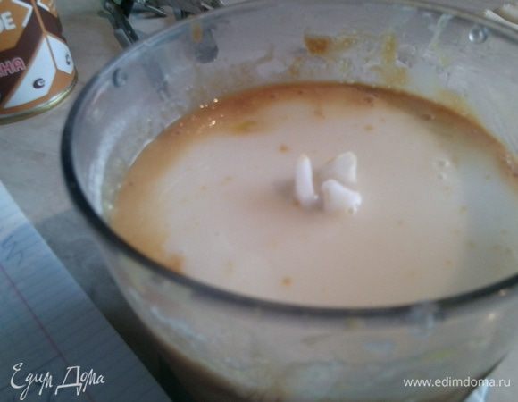 Влить молоко и еще раз все взбить.Вылить готовую массу в кастрюлю.
