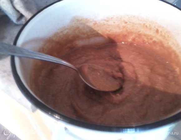 Кастрюльку с массой поставить на средний или большой огонь и при постоянном помешивании довести до загустения.
Крем должен приобрести вид густой манной каши.