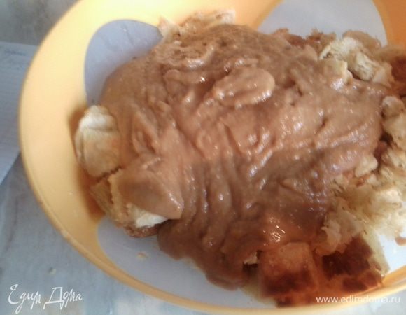 Горячий крем вылить в ёмкость с запечёнными тестяными квадратиками.