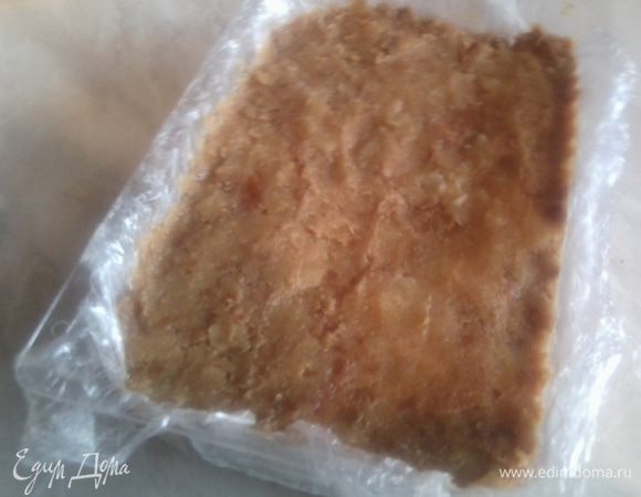 Форму изнутри застелить фольгой или бумагой для выпечки или п/э плёнкой.
Выложить тортовую массу, слегка её утрамбовывая, чтобы не было воздушных полостей.
Остудить до комнатной температуры, а затем поставить в холодильник.