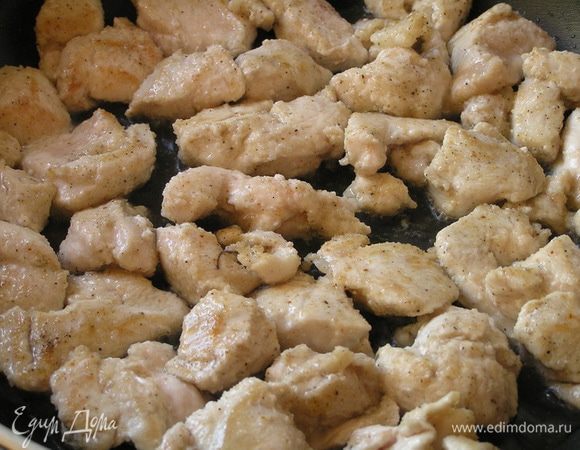 и обжарить на растительном масле до золотистости. Выложить в миску.