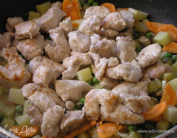 затем вернуть куриное филе, перемешать.