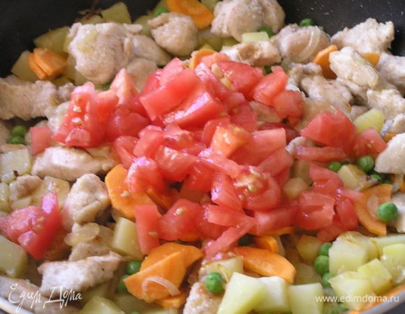 добавить нарезанные помидоры (без кожицы),