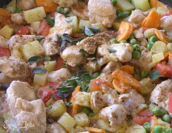 посыпать кориандром, паприкой и листьями свежего орегано, досолить и поперчить по вкусу. Залить вином и тушить до готовности около 20 минут.