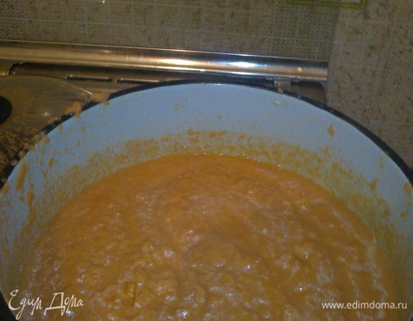 в отдельной миске размешать пасту, майонез, соль, сахар и добавить в массу...можно в отдельной миске и не размешивать, а сразу в кастрюлю, кому как удобно.