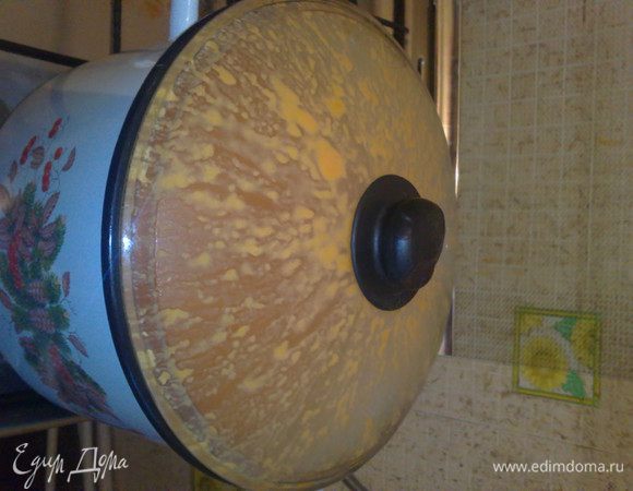 варить 30 минут. 

Булькает всё это дело очень сильно, поэтому закрывайте крышкой, когда будете мешать советую обмотать руку чем нибудь. Я в первый раз от незнания уделала пол плиту и обожгла руку, т к булькало как на вулкане, хотя варила на медленном огне. (так что будте осторожны, мож у вас такого и не будет)