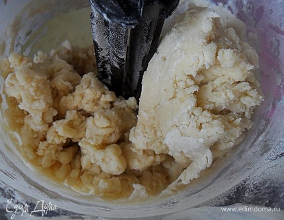 В чашу блендера кладете муку,масло и рубите до крупной крошки. Если у вас нет блендера, рубите муку вместе с маслом ножом.