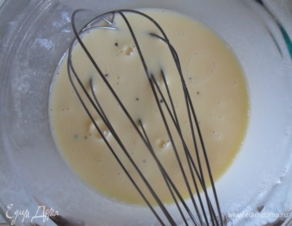 Сливки перемешать с яйцами,добавить соль, черный перец, немного муската, не сильно взбивая,чтобы пирог не треснул.