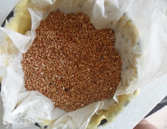 Тесто достать из холодильника и распределить по форме. Сверху положить лист пергамента, насыпать груз (у меня гречка) и выпекать при 180градусах 15 минут.