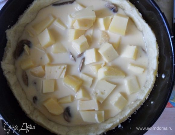 Достать форму из духовки, выложить внутрь киша грибы, крупно порезанный сыр и залить все яично-молочной смесью. Выпекать до готовности,примерно 30 минут при 180 градусах.
По мне вкуснее горячим, но можно есть и холодным.