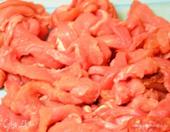 Телятину(лучше использовать вырезку,но подойдет и лопатка, и задняя часть) нарезать тонкими полосками.