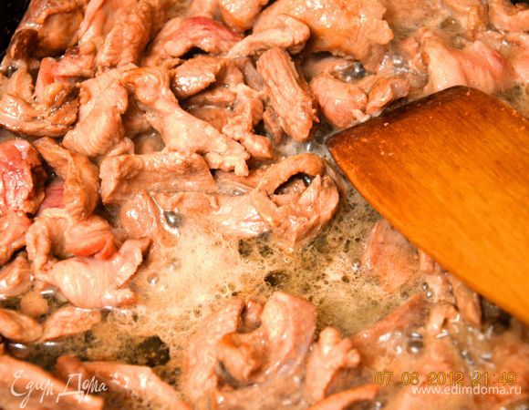 Нагреть сковороду с растительным маслом и обжарить на среднем огне телятину.Жарить до тех пор пока телятина не изменит цвет,около минут 7-9.