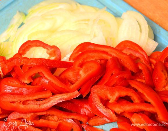 Лук нарезать полукольцами тонко,сладкий перец тонкими полосками. 