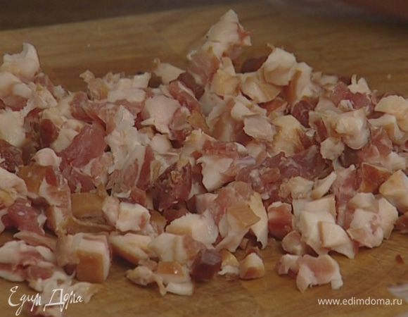 Бекон нарезать небольшими кусочками.
