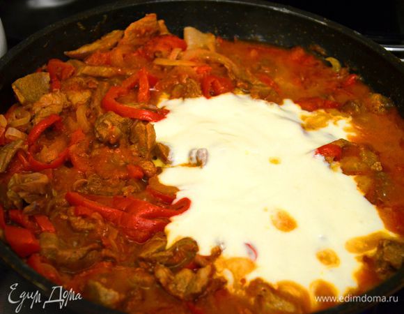 Влить в сковороду,тщательно перемешать.