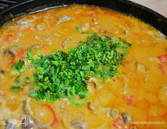 Посолить,поперчить,добавить мелко рубленную зелень.Накрыть крышкой и тушить на слабом огне около 7-10 минут.