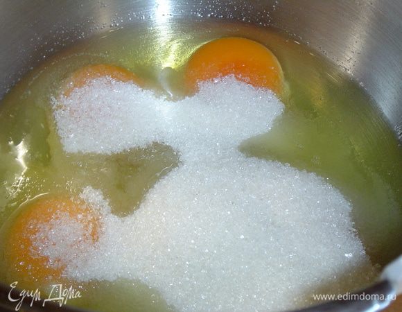 Растираем яйца с сахаром и солью,
