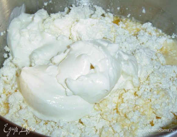 добавляем сливки, творог, сливочный сыр, крахмал