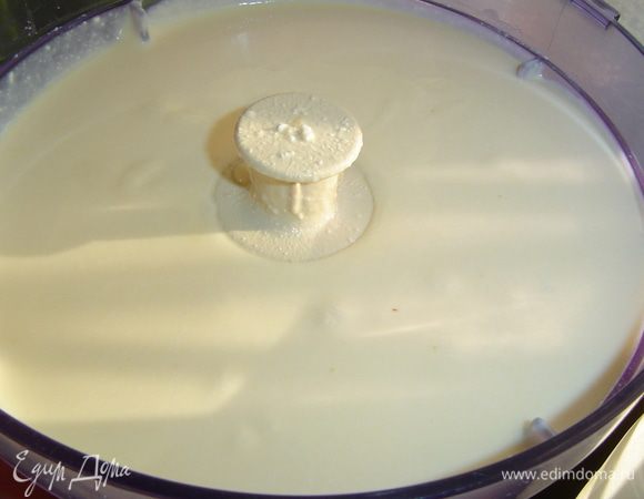 и с помощью кухонного процессора взбиваем до однородной массы.