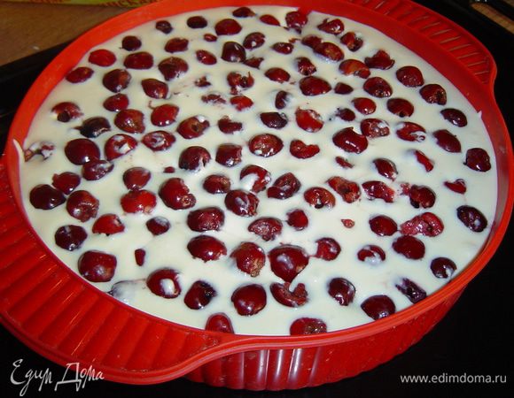 сверху выкладываем вишни