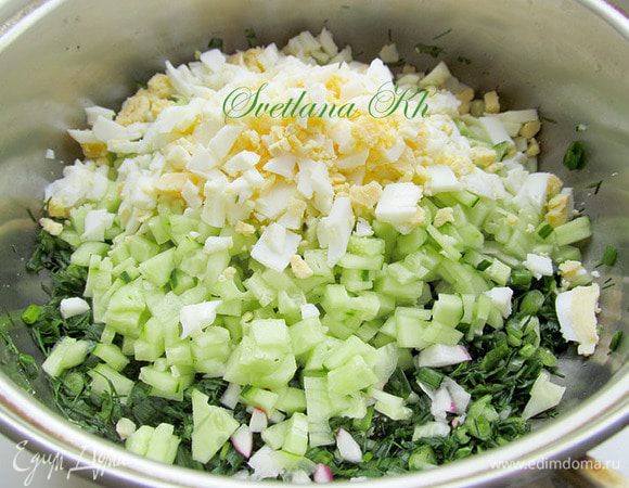 Вареные яйца, копченую курицу, редис, свежий огурец порезать и соединить с зеленью.