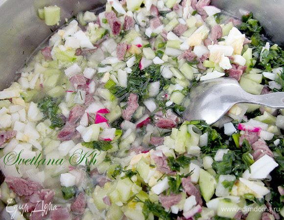  Картошку не добавляла. Люблю добавить пол чайной ложки горчицы, немного лимонной кислоты или лимонного сока. Хорошенько солим, черный перчик туда же.  Соединяем с кефиром и холодной кипяченой водой 2:1.
С черным хлебушком- мммм....