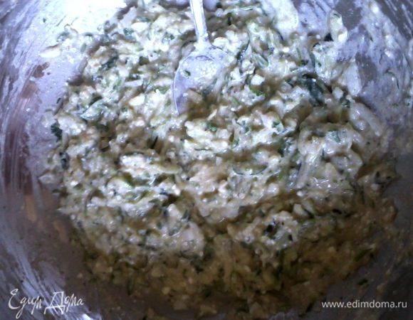 Нарезать мелко лук, чеснок, укроп, мяту, смешать с творогом. К цукини добавить 2 яйца и творожную массу, размешать. Всыпать муку. Хорошо размешать