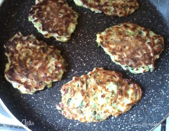 Обжариваем на сковороде, смазанной оливковым маслом.