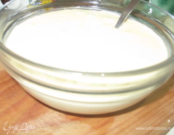 Из всех ингредиентов замесить тесто.