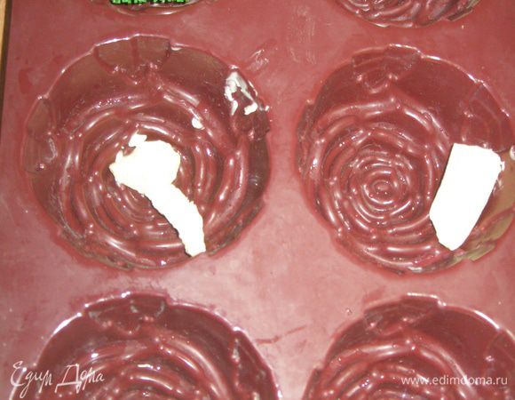 Смазываем подготовленные формочки сливочным маслом.