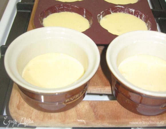 Разливаем тесто в формы и оставляем на столе на 12 часов.