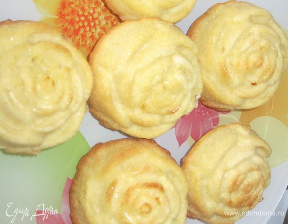 После прошедшего времени,изделия выпекаются в разогретой духовке при низкой температуре.В моих формах выпекала в течении 30минут.