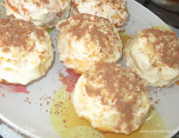 Готовые и остывшие пирожные разрезаем острым ножом вдоль и промазываем нашим кремом.Сверху можно присыпать молотым миндалём и какао.