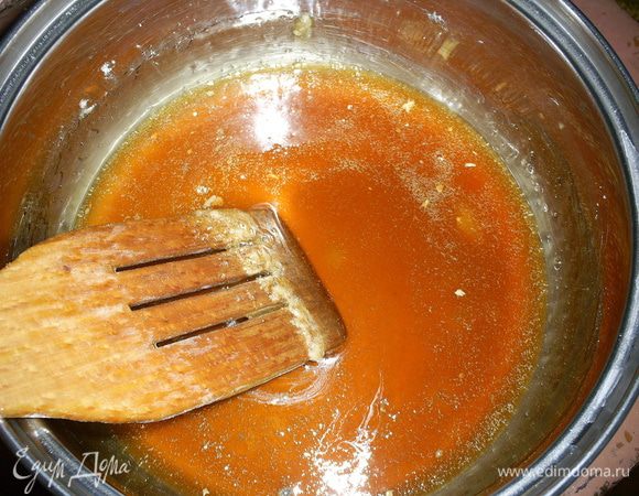 Пока бисквит остывает займемся приготовлением карамели. Сахар высыпаем в кастрюльку с толстым дном и ставим на средний огонь. Как только сахар начнет плавиться, постоянно помешиваем. Доводим сахар до приятного янтарного цвета. 