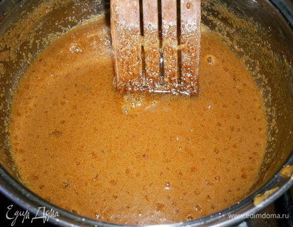 Теперь уменьшаем огонь и аккуратно вливаем молоко. Карамель может собраться в комок, не пугайтесь. Продолжаем помешивать и она постепенно растворится. Как только это произойдет, добавляем масло и тщательно перемешиваем.