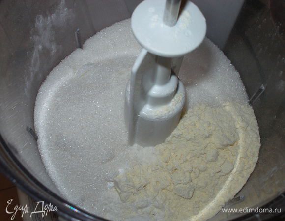 Разогреть духовку до 180С. Смешать муку, кукурузную муку, разрыхлитель, соль и сахар.