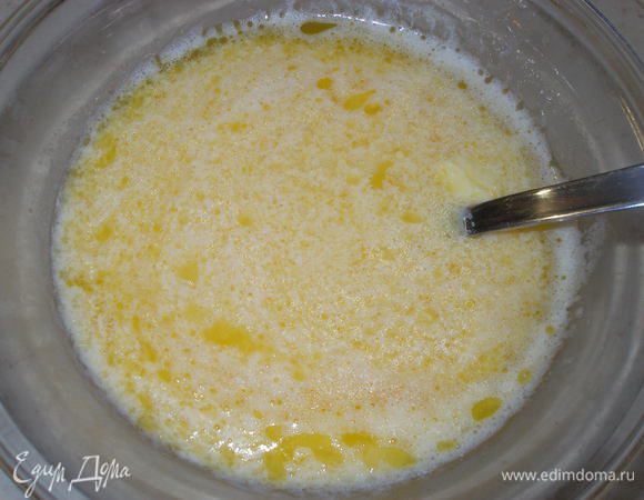 В отдельной посуде слегка взбиваем яйца, добавляем растопленное масло и кефир. Хорошо перемешиваем.