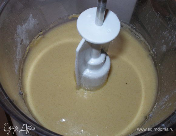 Соединяем яичную смесь с сухими ингредиентами. Хорошо перемешиваем.