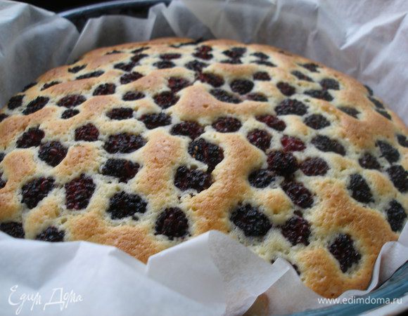 Выпекать в течение 45-50 мин., или пока верх не зарумянится. Охладить в течение 30 мин. Перед подачей посыпать сахарной пудрой.