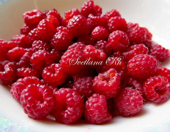 Смешать все ягоды в блендере.