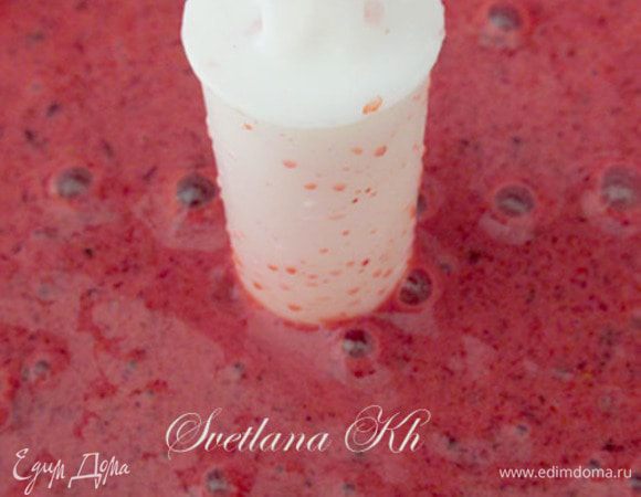 Кефир, сахар, ликер (если есть). Все хорошенько взбить.