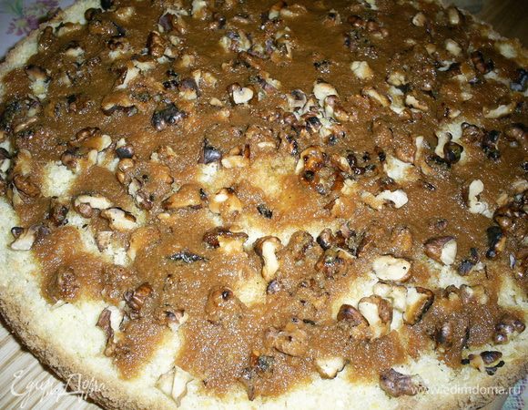 Грецкие орехи прокаливаем на сковороде и рубим на крупные кусочки. На корж выливаем горячую карамель и посыпаем орехами. Оставляем примерно на час, чтобы карамель остыла и впиталась в корж.