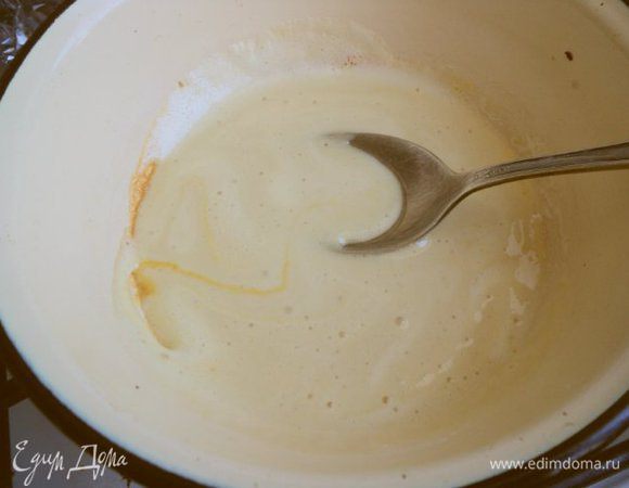 Мед вместе с содой нагреть, помешивая, до вспенивания.