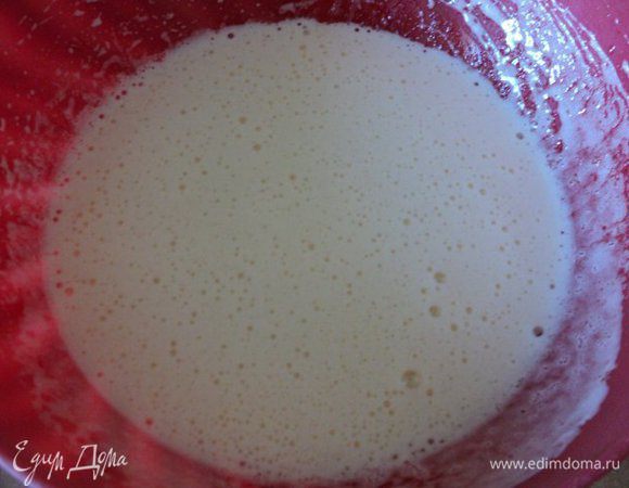 Яйца взбить вместе с сахаром, поставив миску с яйцами над кастрюлей с горячей водой      ( дно не должно касаться воды). Взбивать 5-7 мин до увеличения объема в 3 раза.