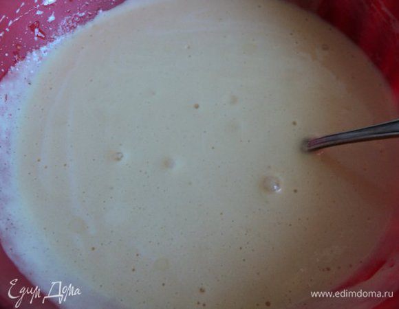 Во взбитые яйца ввести постепенно медово-масляную смесь размешивая в одну сторону.
Затем  добавить муку и ванильный сахар. Тесто должно быть, как густая сметана.
